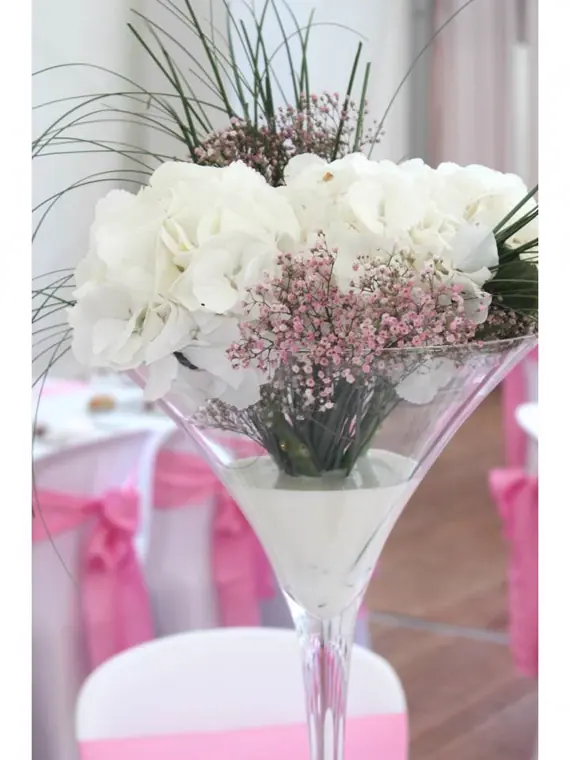 Le centre de table vu de près, hortensias et gypsophile rose