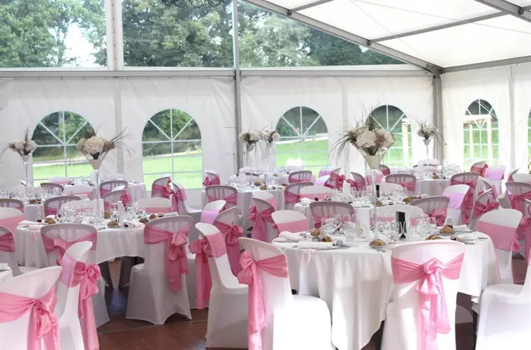 Le tivoli du domaine, tables rondes et fenêtres cintrées sur le parc