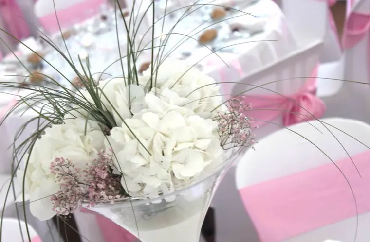 Le détail des hortensias blancs et du gypsophile teinté de rose
