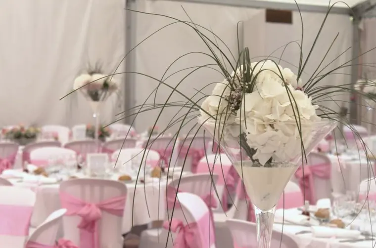 Les vases alignés d’une table à l’autre, toute la salle en enfilade