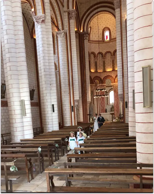 La sortie de l’église, sous les pétales, avec les enfants d’honneur
