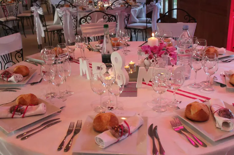 décoration table mariage blanc fuchsia gris diamants orchidée