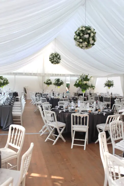 le tivoli blanc tendu d un velum, dresse dans le jardin des parents