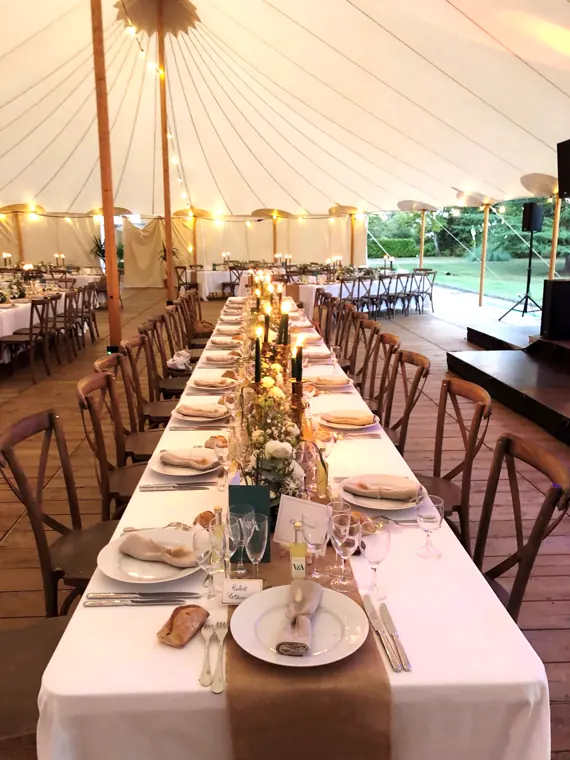 La table d’honneur, en longueur