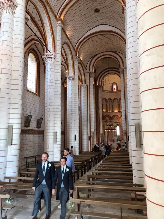 La nef romane de la collégiale Saint-Pierre de Chauvigny, décorée un banc sur deux