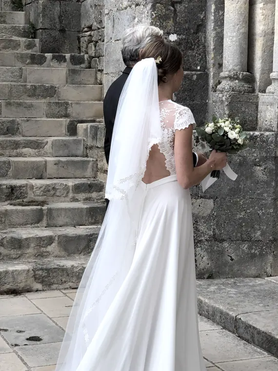 La mariée et son bouquet, contre les pierres de la collégiale