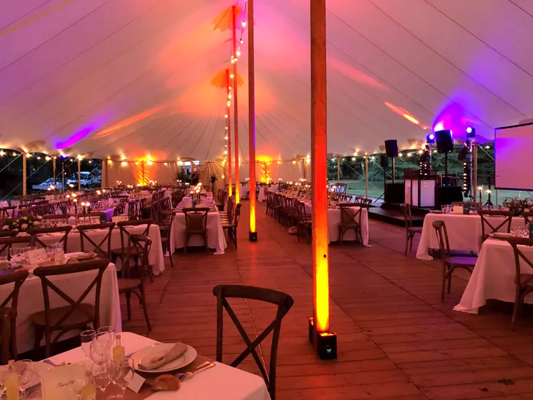 L’éclairage de soirée, orange et violet, sous la toile
