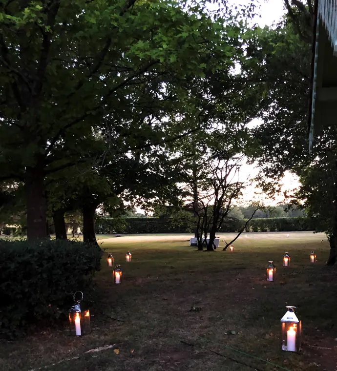 Le parc balisé de lanternes pour guider les invités dans la nuit