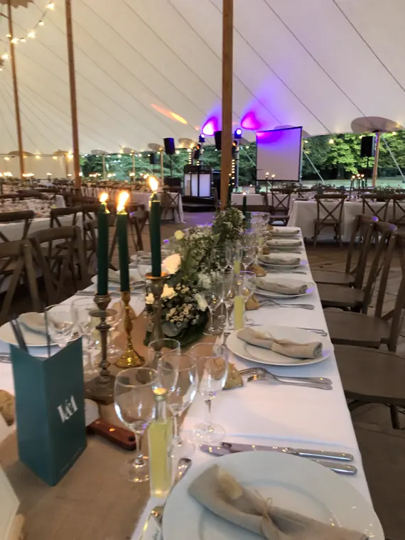 Le menu vert foncé, au monogramme des mariés, sur la table dressée