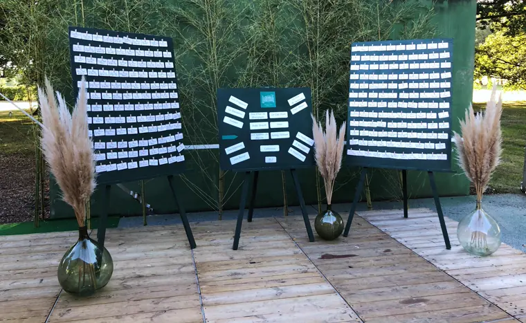 Le plan de table, sur deux grands panneaux rayés encadrés de pampas