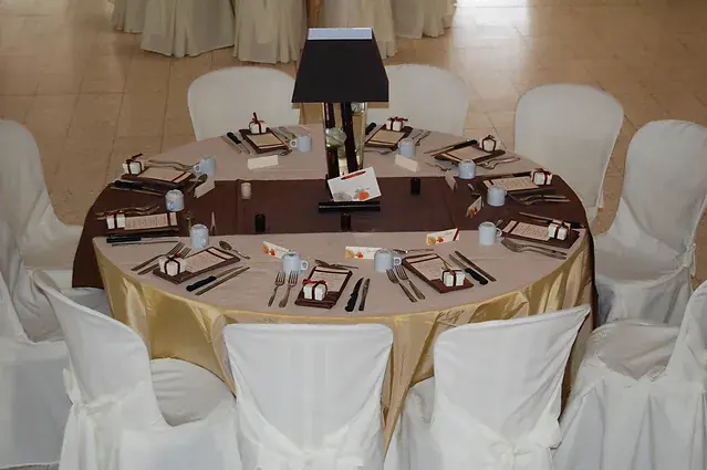 centre de table cree sur mesure : un vase haut surmonte d'un abat-jour chocolat