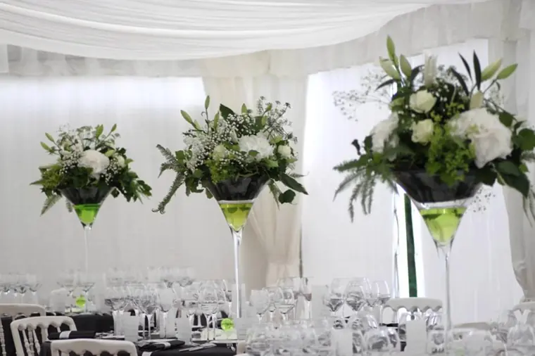 décoration de table de mariage avec grand vase martini et décoration florale