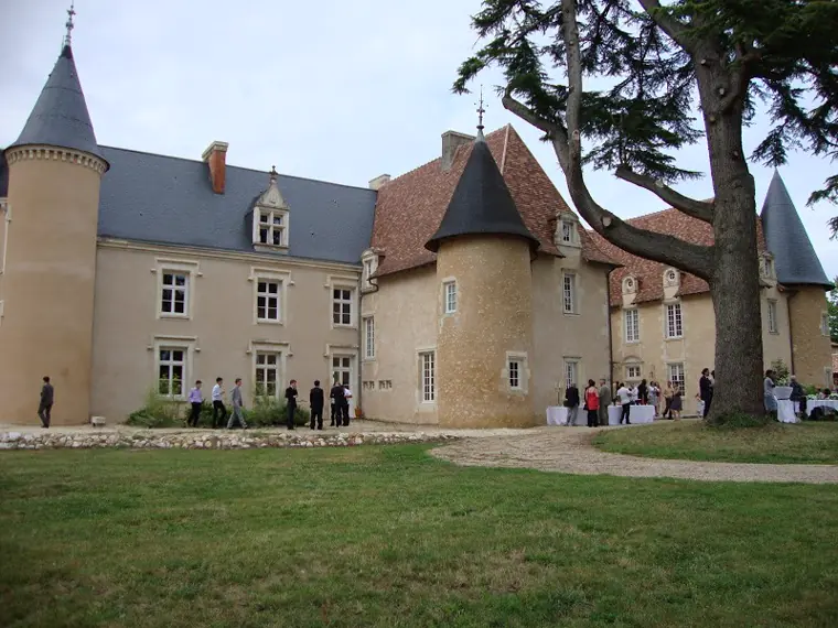 Le château de Vernon et ses tours, les invités au cocktail sous le cèdre