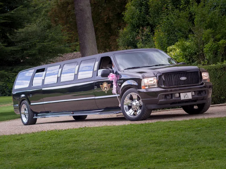 La limousine américaine des mariés dans l’allée