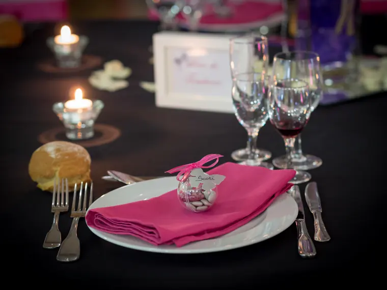 L’assiette dressée et sa serviette nouée