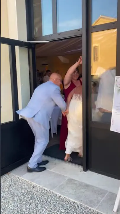 Le mari&eacute; entre en dansant par la porte de la salle, la mari&eacute;e derri&egrave;re lui