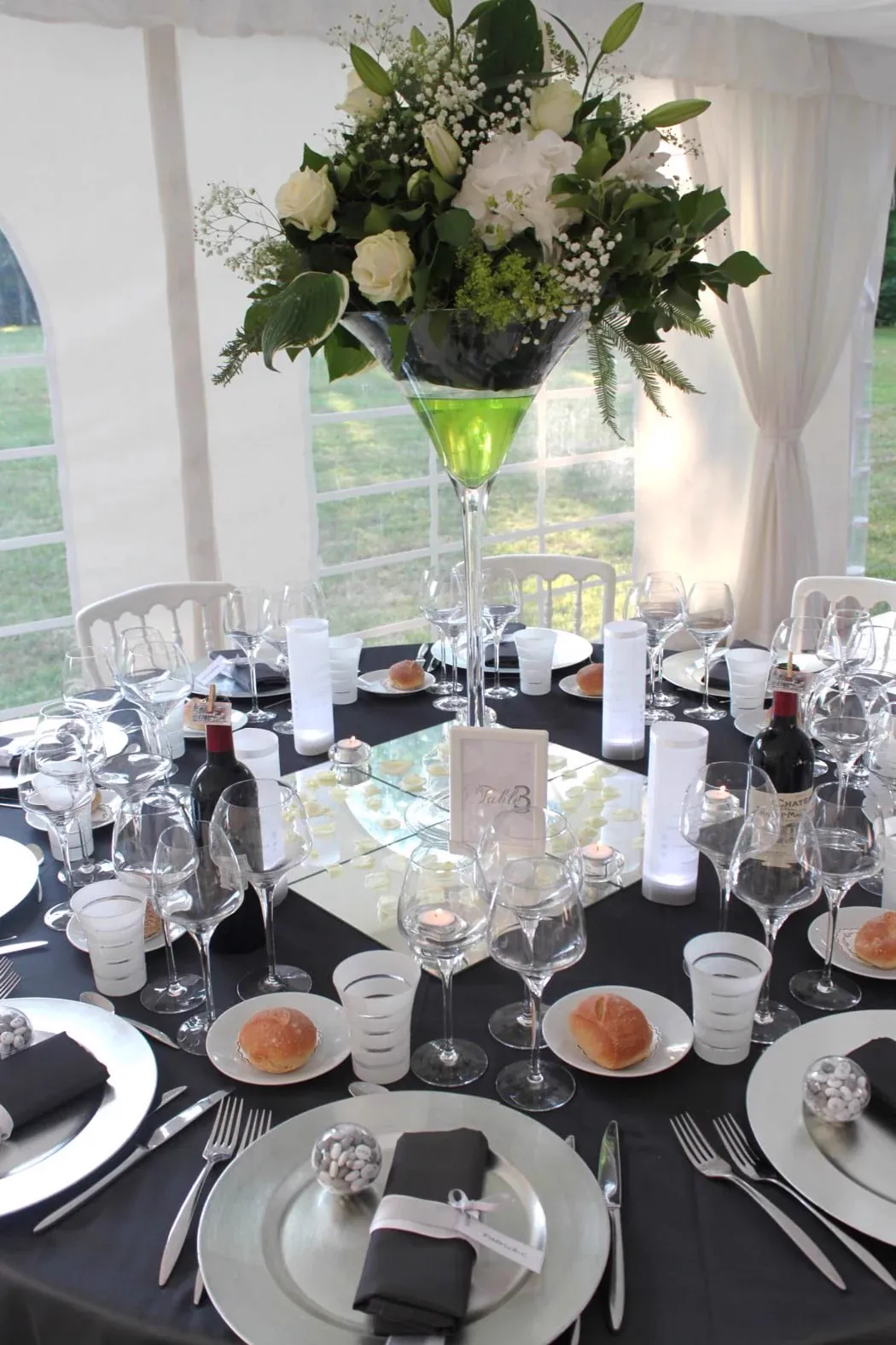 Centre de table de mariage avec vase Martini et composition florale