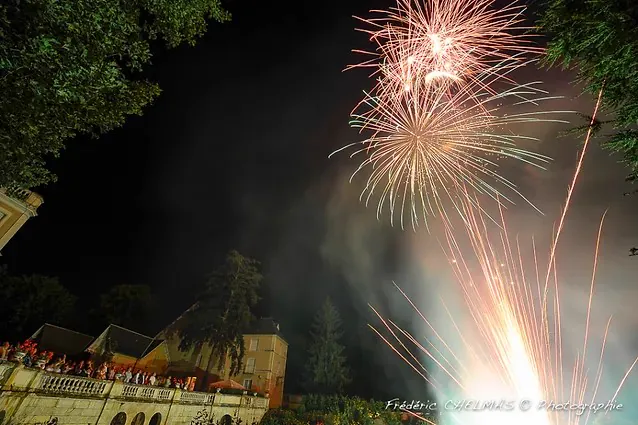 Un feu d’artifice au-dessus du château du Clos de la Ribaudière, les invités alignés sur la balustrade