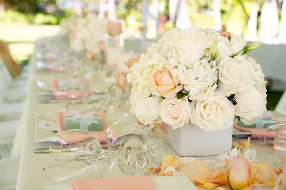 Centre de table d&rsquo;hortensias et de roses, dans les tons pastel