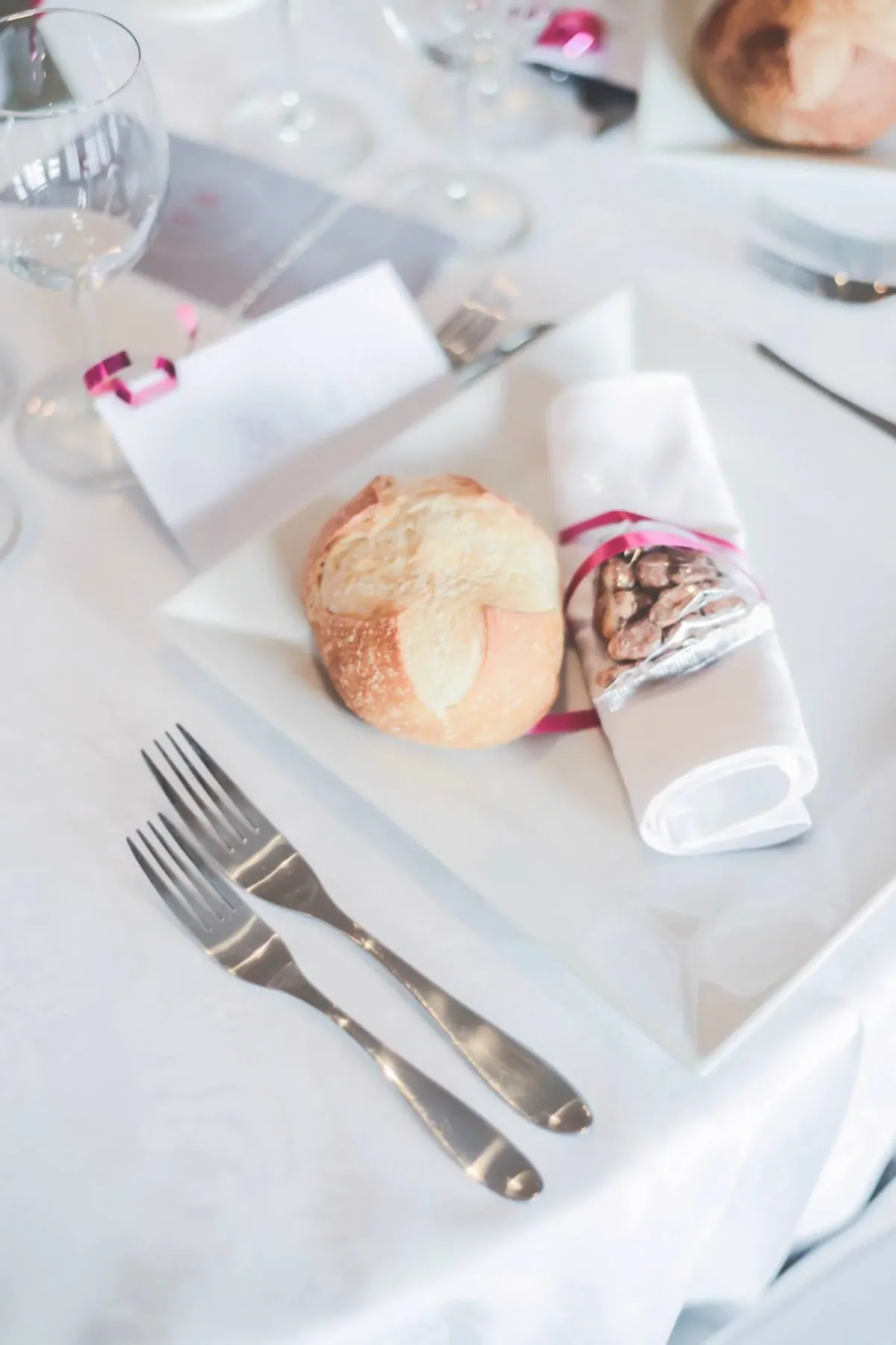 D&eacute;tail d&rsquo;un couvert de mariage dress&eacute;