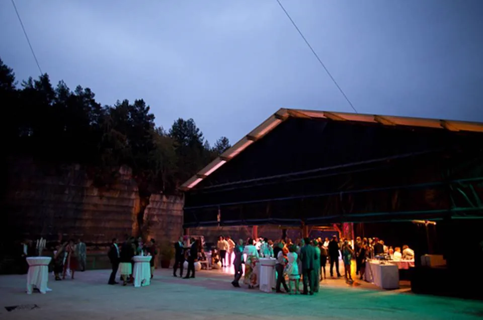 Le cocktail au cr&eacute;puscule sous un hangar de bois, devant la paroi de la carri&egrave;re