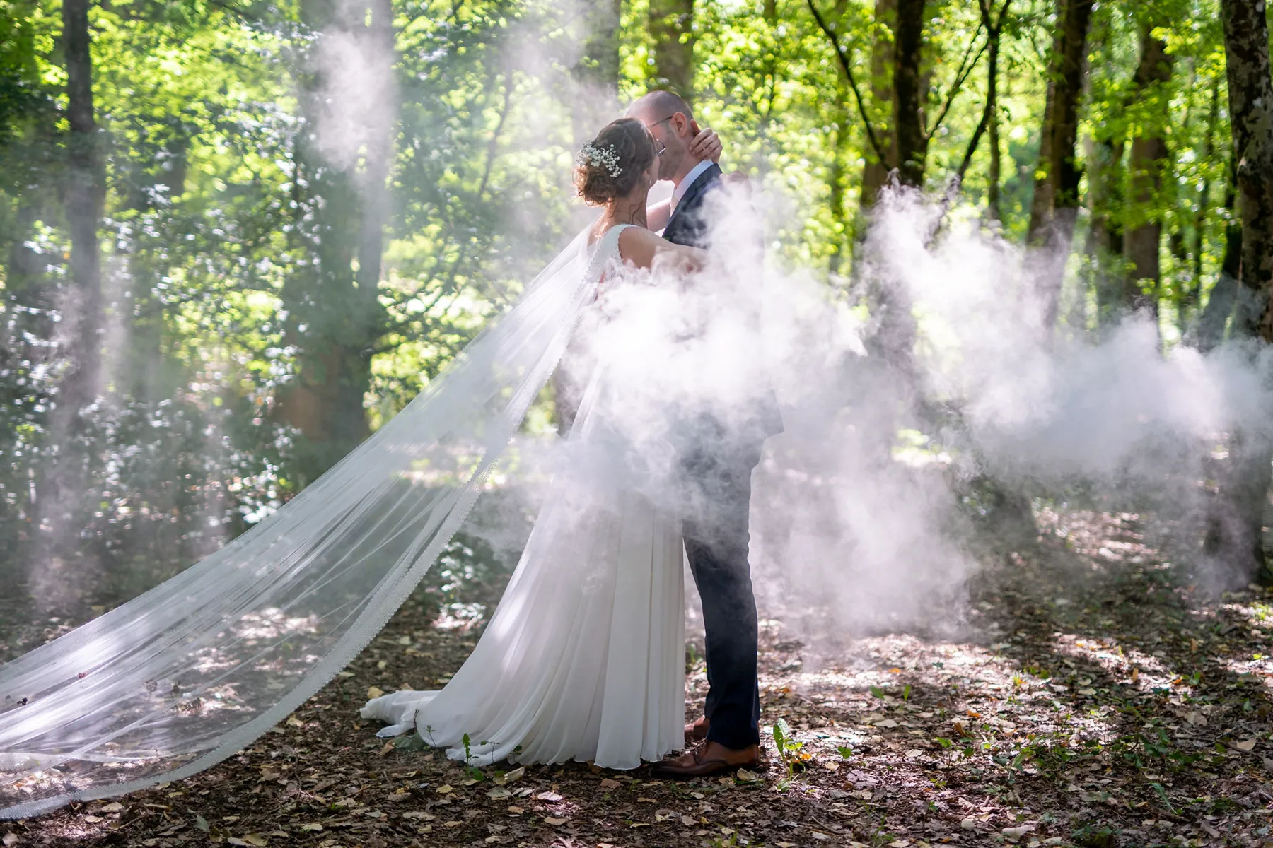 Les mari&eacute;s dans les bois, sous un voile de brume et le long voile de la mari&eacute;e