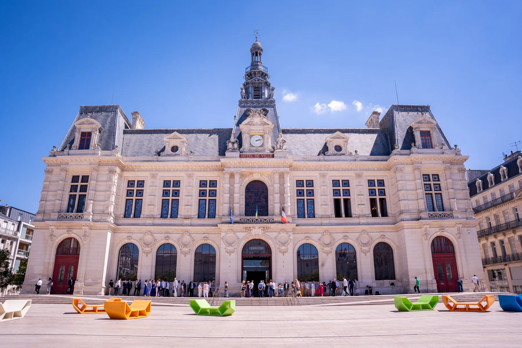 Les invités rassemblés sur le parvis de l’hôtel de ville de Poitiers, un jour de mariage