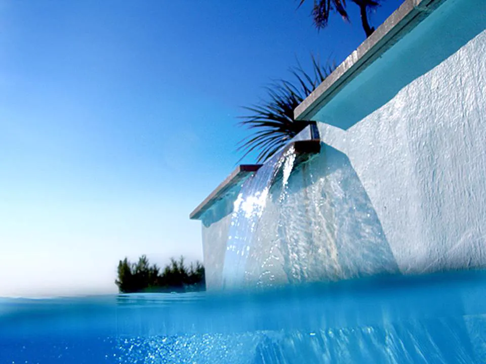 La cascade du bassin &agrave; d&eacute;bordement de l&rsquo;h&ocirc;tel, le ciel et la mer derri&egrave;re
