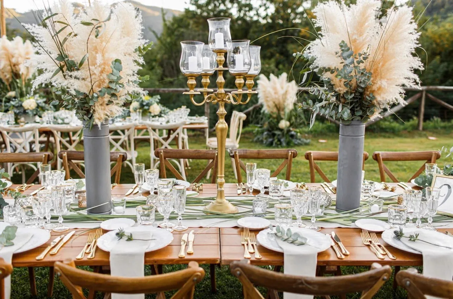 D&eacute;cor de mariage en pampa, dans une lumi&egrave;re chaude
