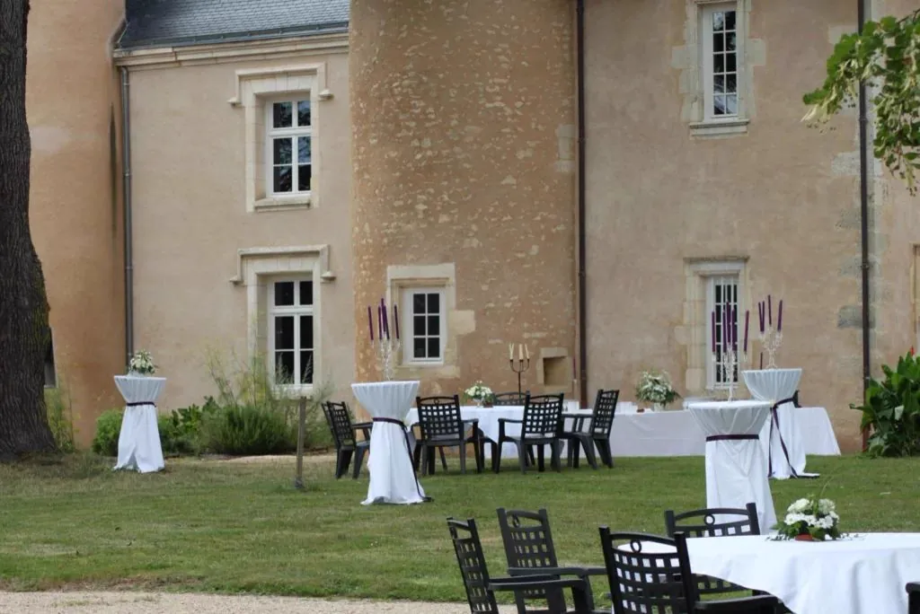 Les tables et les mange-debout dressés devant le château, avant l’arrivée des invités