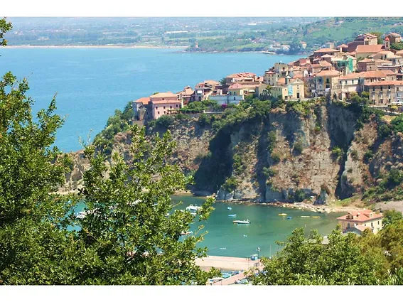 La c&ocirc;te amalfitaine : un village accroch&eacute; &agrave; la falaise au-dessus d&rsquo;une baie turquoise