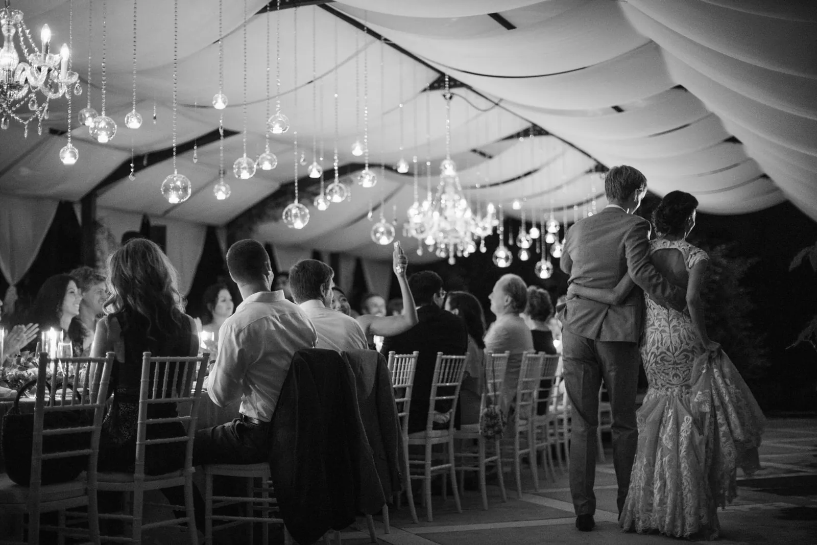 Les invités attablés sous les photophores suspendus, pendant le dîner