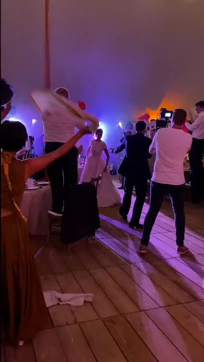 La piste de danse au milieu de la soir&eacute;e, la mari&eacute;e au centre