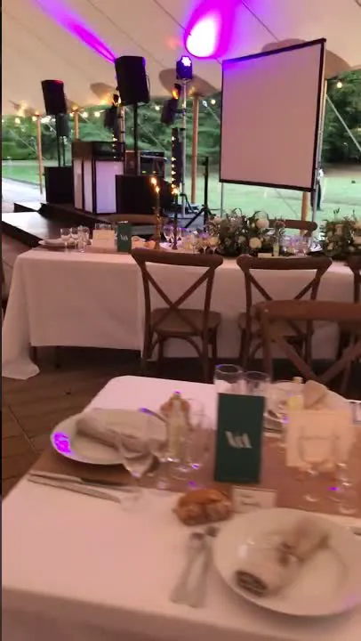 La d&eacute;coration de la tente film&eacute;e le jour du mariage