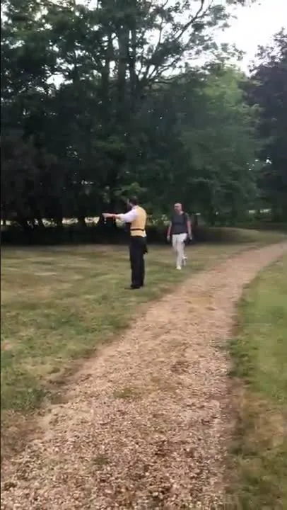 Une all&eacute;e de gravier traverse le parc du ch&acirc;teau, pendant le cocktail