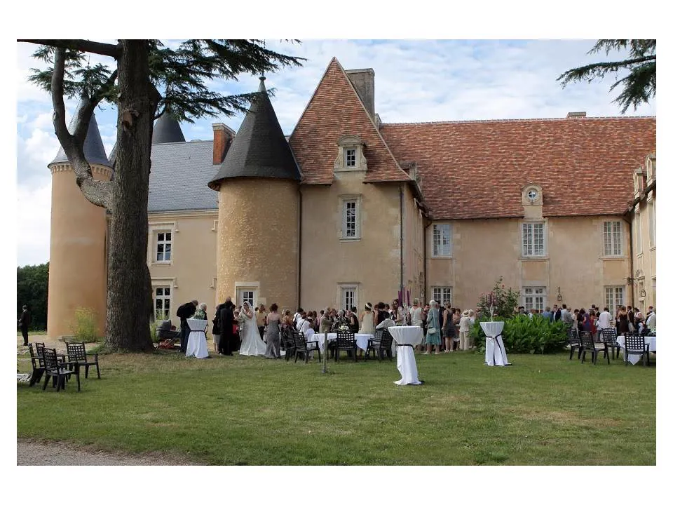 Vin d&rsquo;honneur dans le parc d&rsquo;un domaine, en pleine lumi&egrave;re