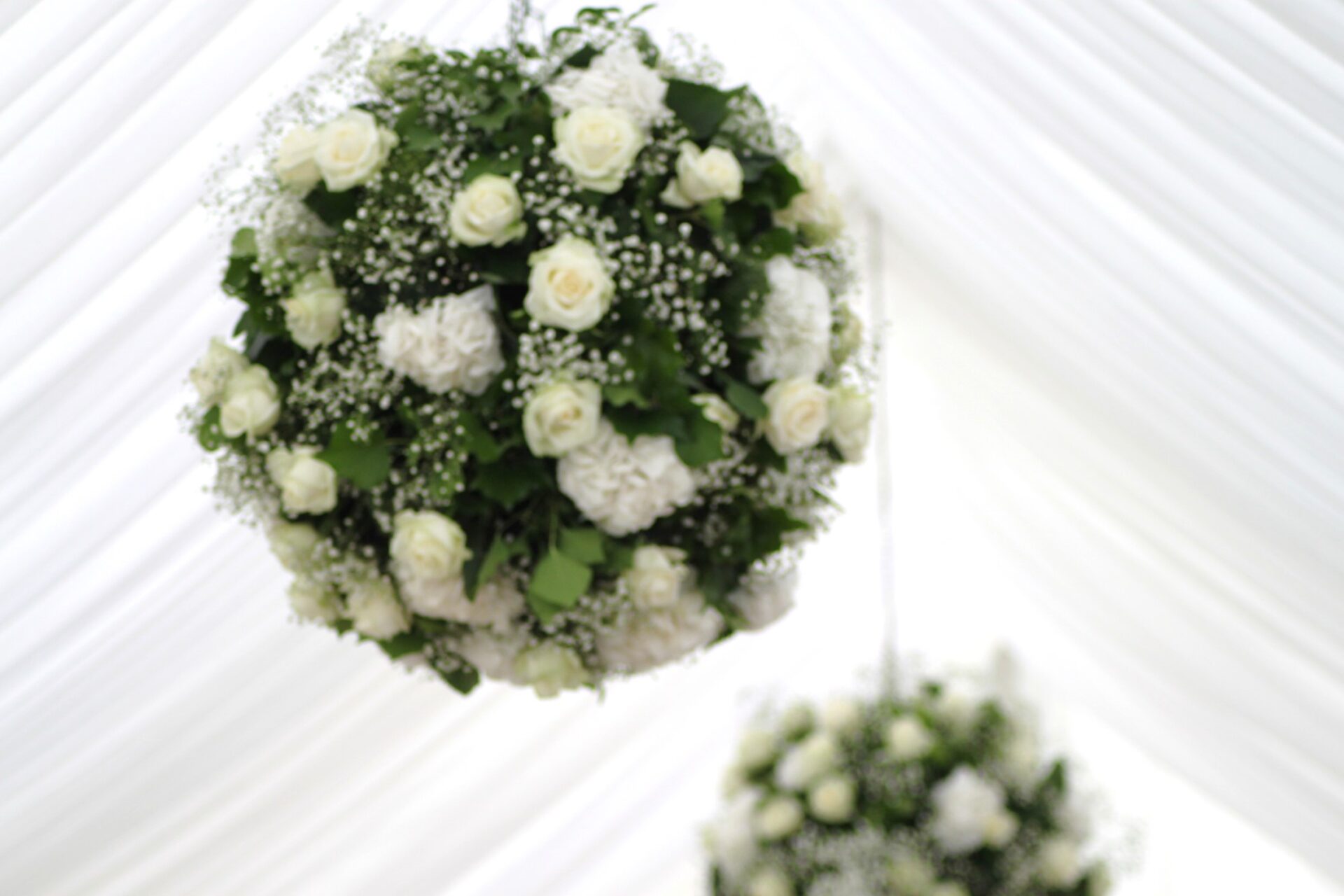 boule de fleurs blanches suspendues tivoli mariage