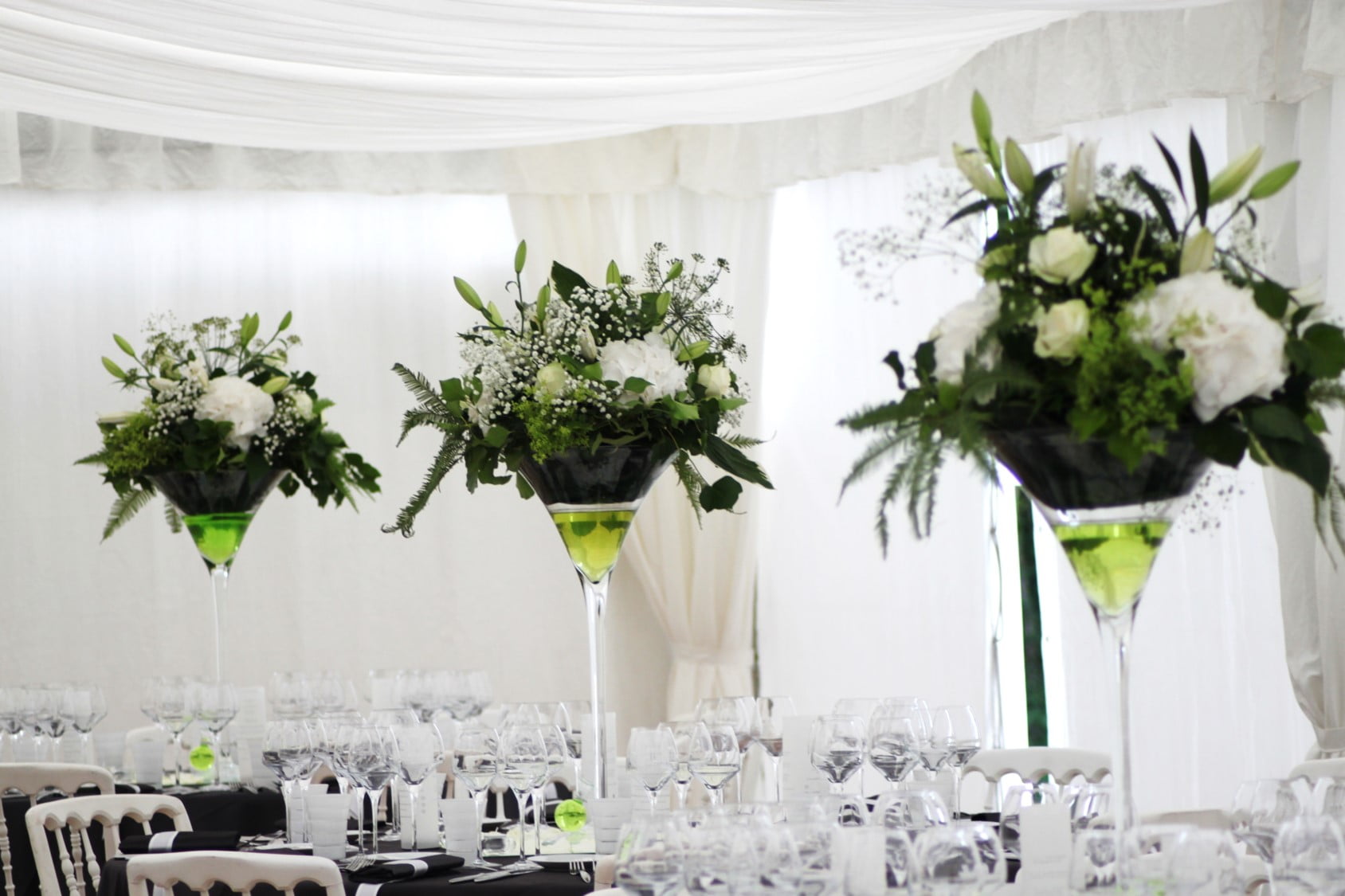 centre de table mariage vases martini fleurs