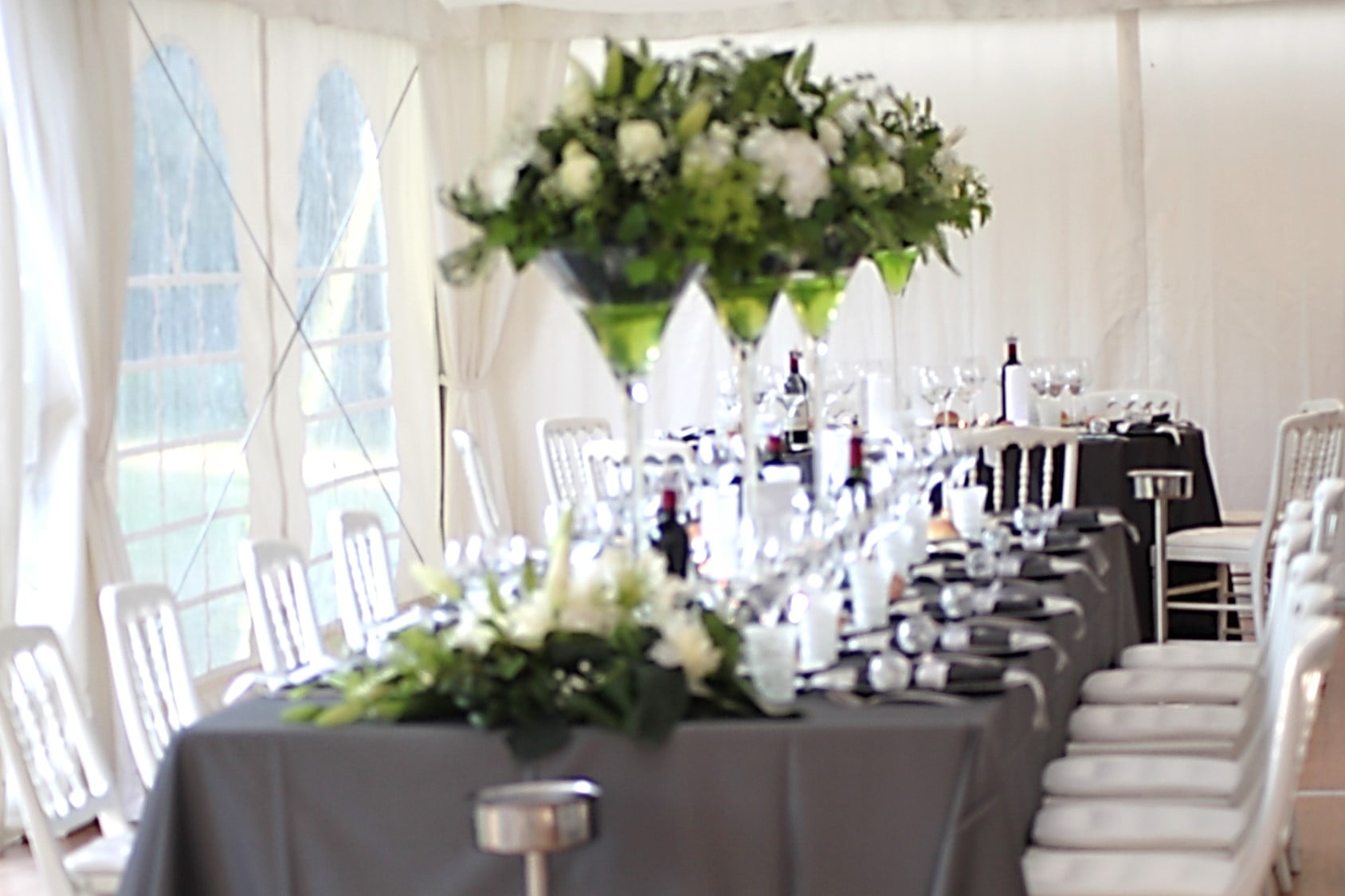 decoration tivoli mariage vases martini fleurs chaises bois blanches
