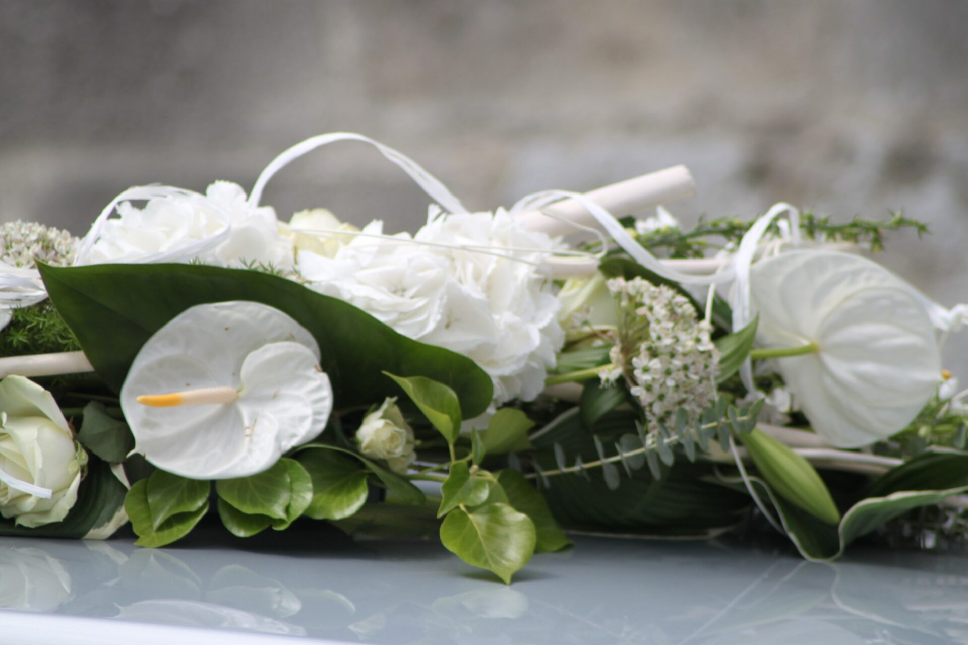détail bouquet arums hortensias decoration de voiture 