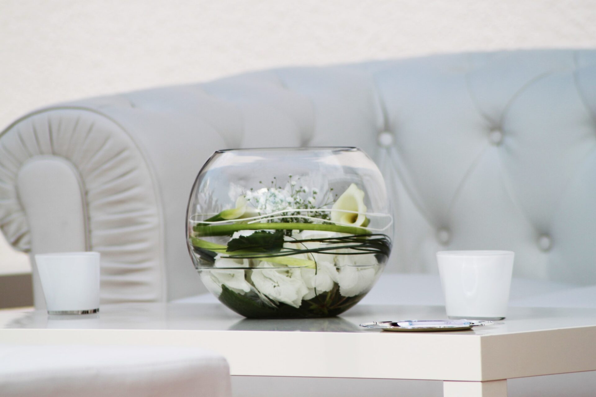 vase rond decoration florale blanc et vert mariage