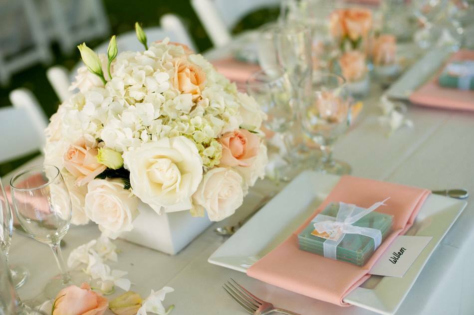 centre de table avec des hortensias et des roses 