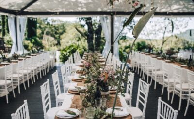 chaises en bois blancs et composition florale pour décoration de table de mariage bohème