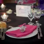 serviette rose fuchsia sur nappe noire mariage
