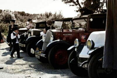 Photo de mariage thème années folles avec anciennes voitures